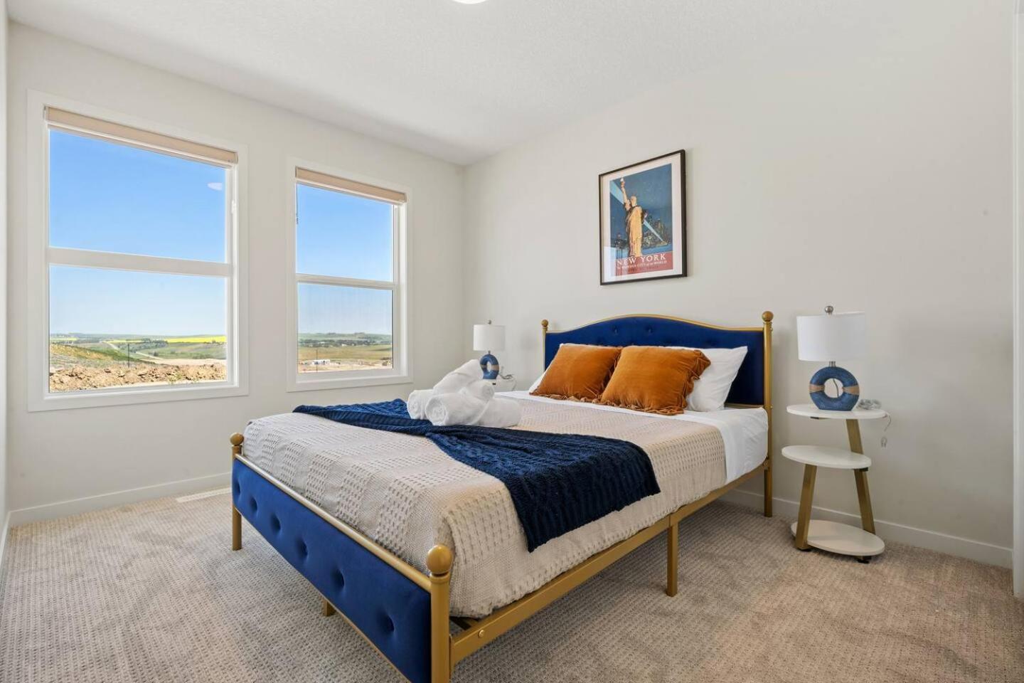 Entire 4 Bedroom House Including Basement with King Size Bed, Upgrade Your Stay, Netflix, Sleeps 14