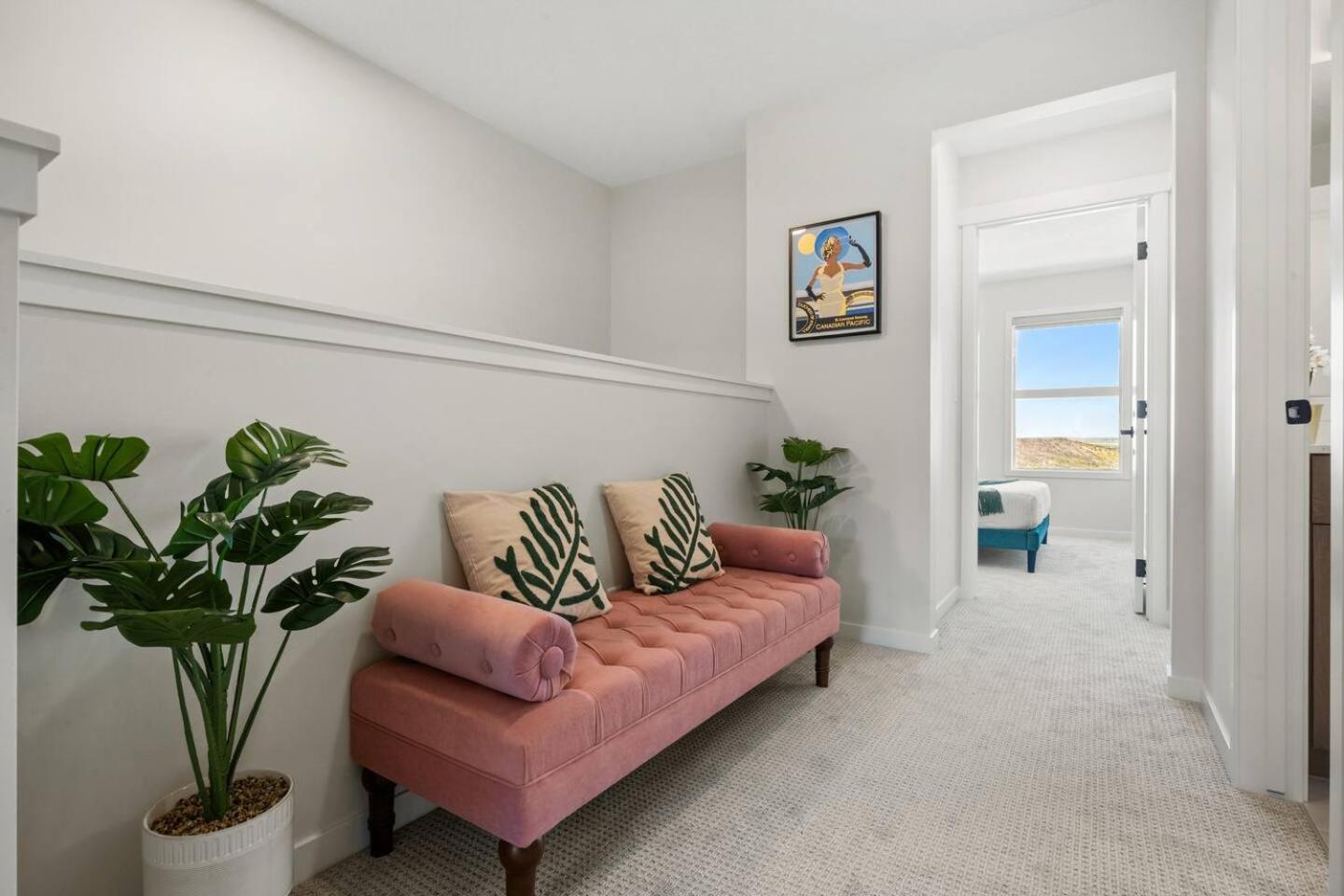 Entire 4 Bedroom House Including Basement with King Size Bed, Upgrade Your Stay, Netflix, Sleeps 14