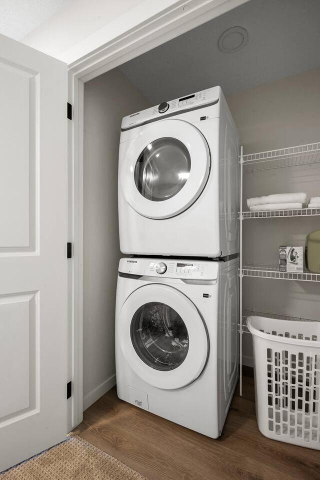 Entire 4 Bedroom House Including Basement with King Size Bed, Upgrade Your Stay, Netflix, Sleeps 14