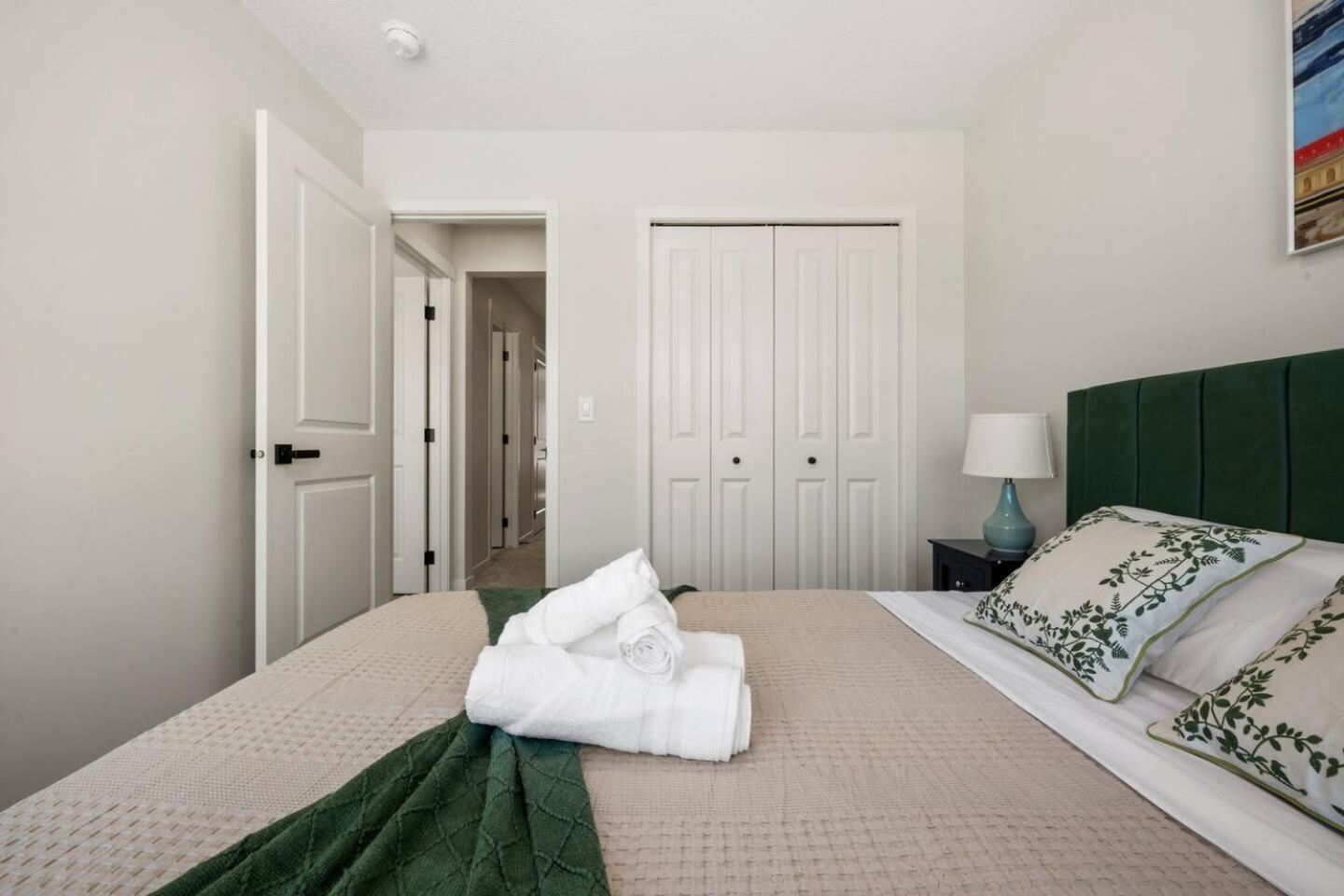 Entire 4 Bedroom House Including Basement with King Size Bed, Upgrade Your Stay, Netflix, Sleeps 14