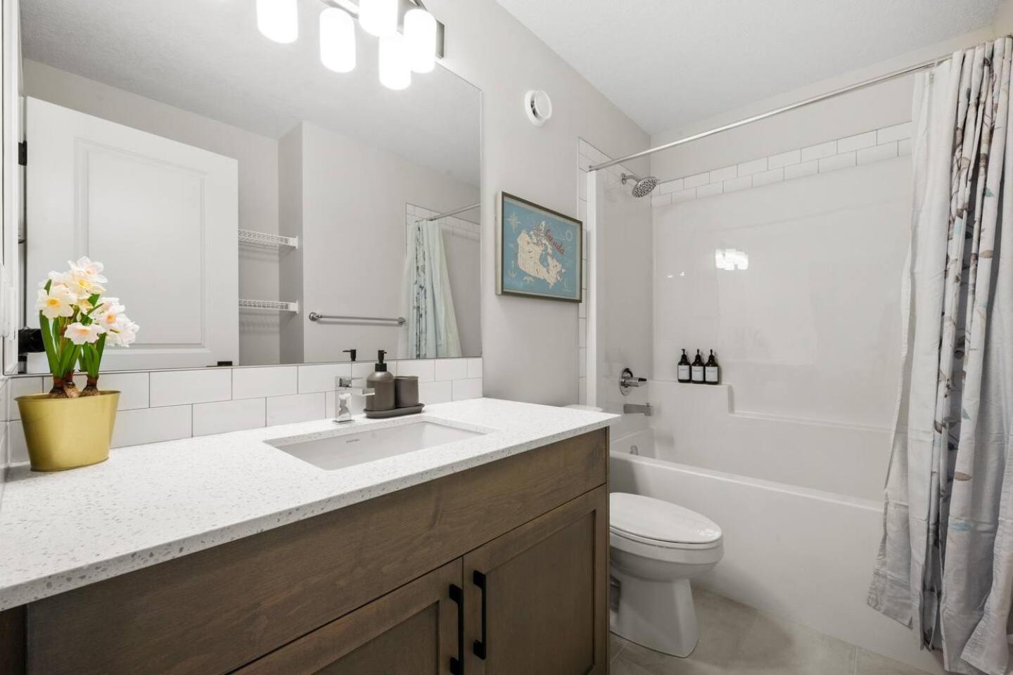 Entire 4 Bedroom House Including Basement with King Size Bed, Upgrade Your Stay, Netflix, Sleeps 14