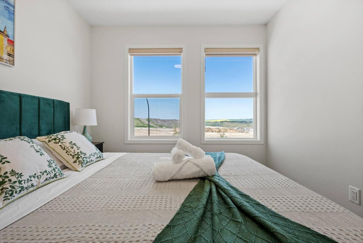 Entire 4 Bedroom House Including Basement with King Size Bed, Upgrade Your Stay, Netflix, Sleeps 14