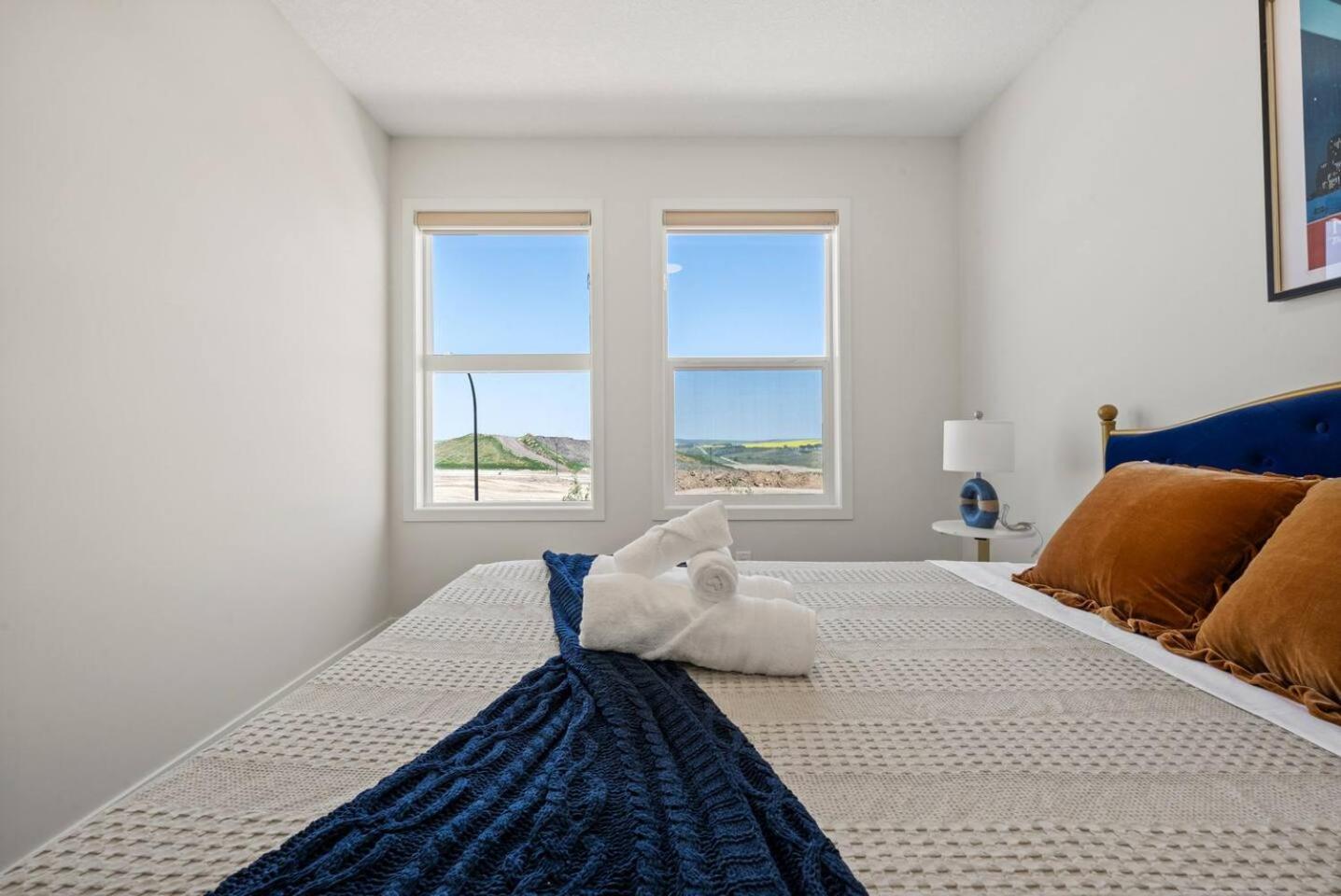 Entire 4 Bedroom House Including Basement with King Size Bed, Upgrade Your Stay, Netflix, Sleeps 14