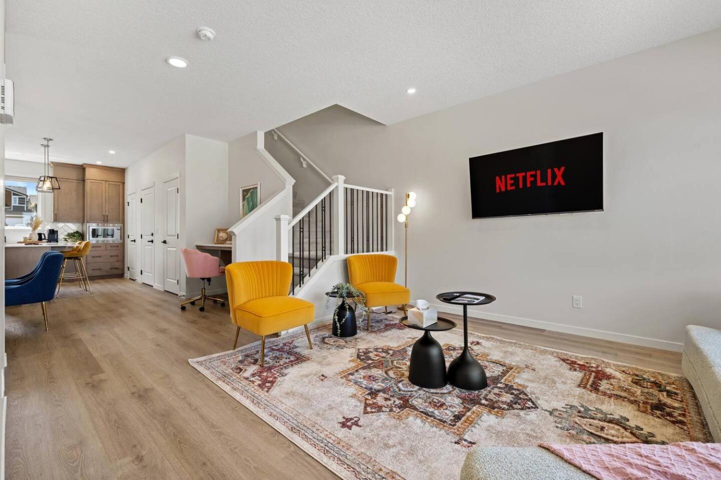 Entire 4 Bedroom House Including Basement with King Size Bed, Upgrade Your Stay, Netflix, Sleeps 14