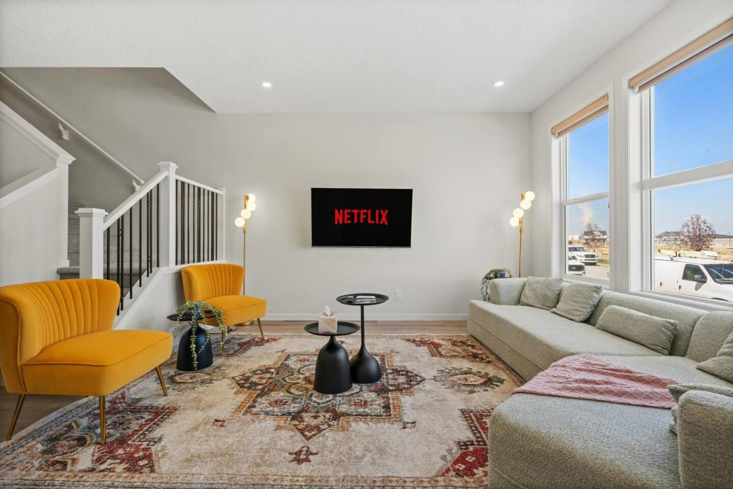 Entire 4 Bedroom House Including Basement with King Size Bed, Upgrade Your Stay, Netflix, Sleeps 14