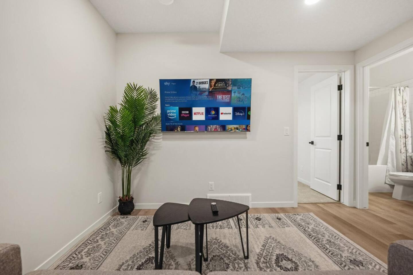 Entire 4 Bedroom House Including Basement with King Size Bed, Upgrade Your Stay, Netflix, Sleeps 14