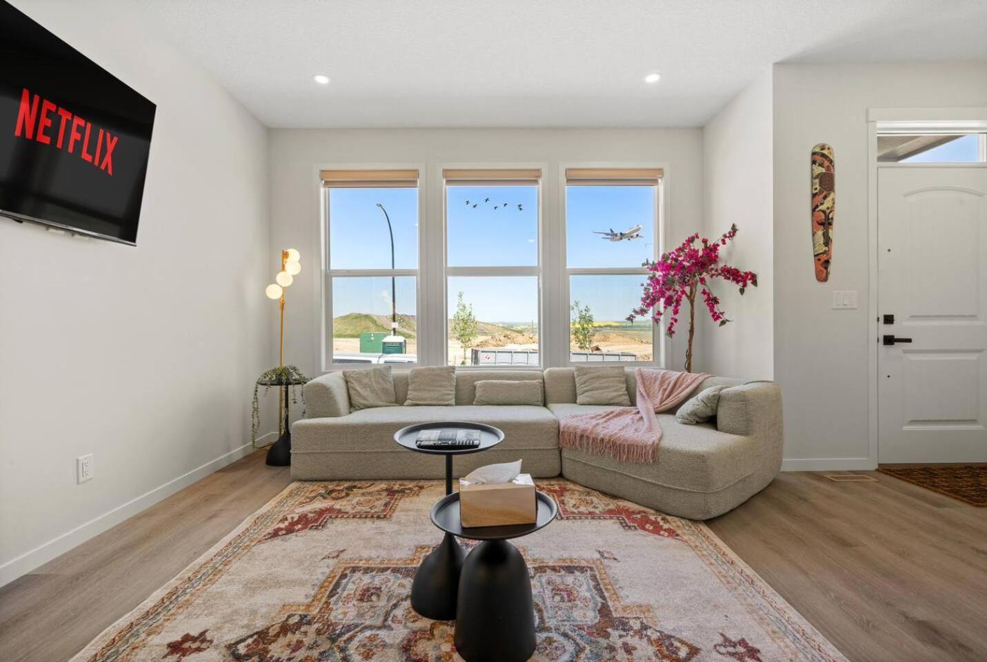 Entire 4 Bedroom House Including Basement with King Size Bed, Upgrade Your Stay, Netflix, Sleeps 14