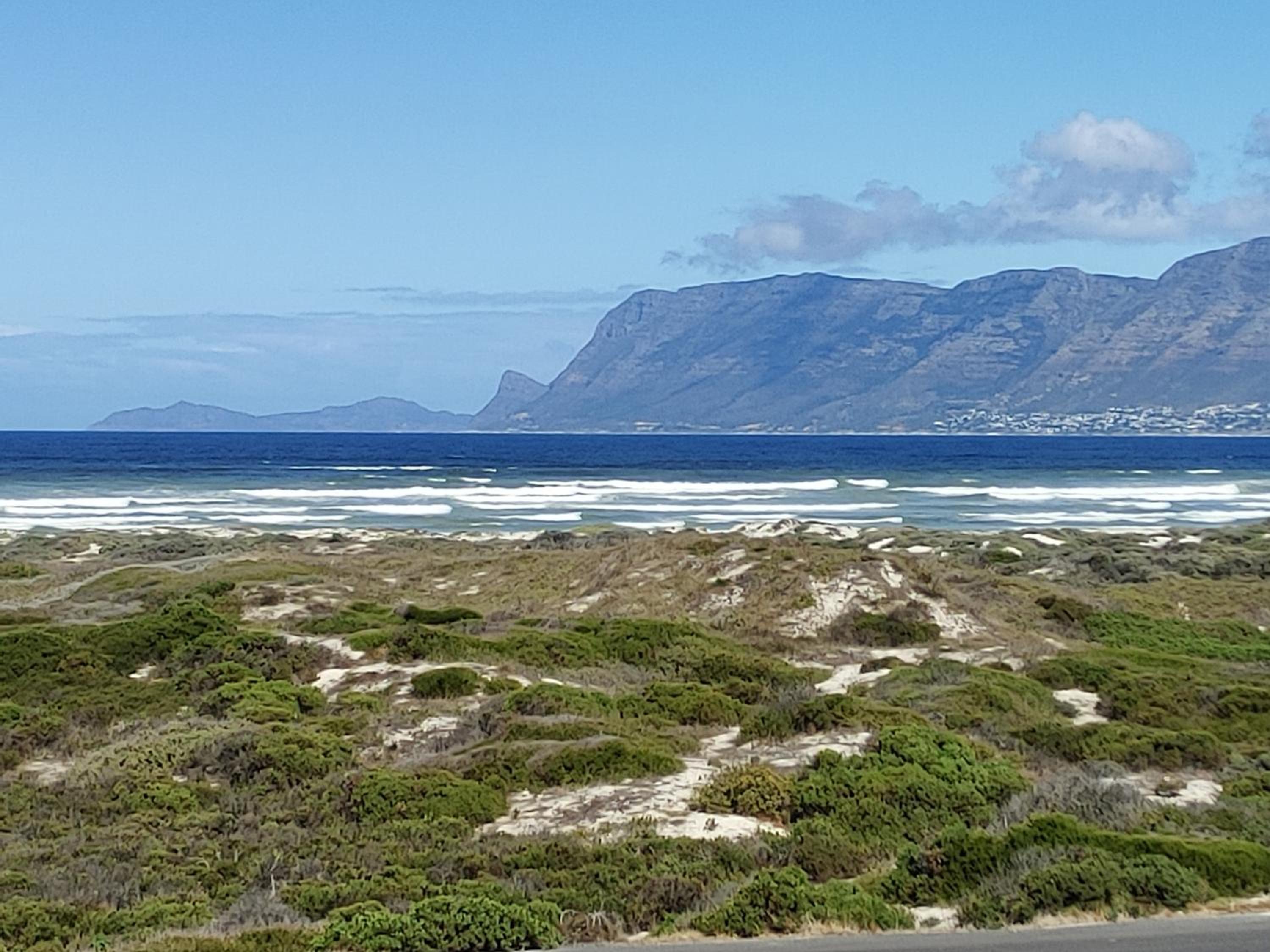 Santiago Bay Self-Catering Apartment in Capricorn Beach Estate, Muizenberg, close to the beach