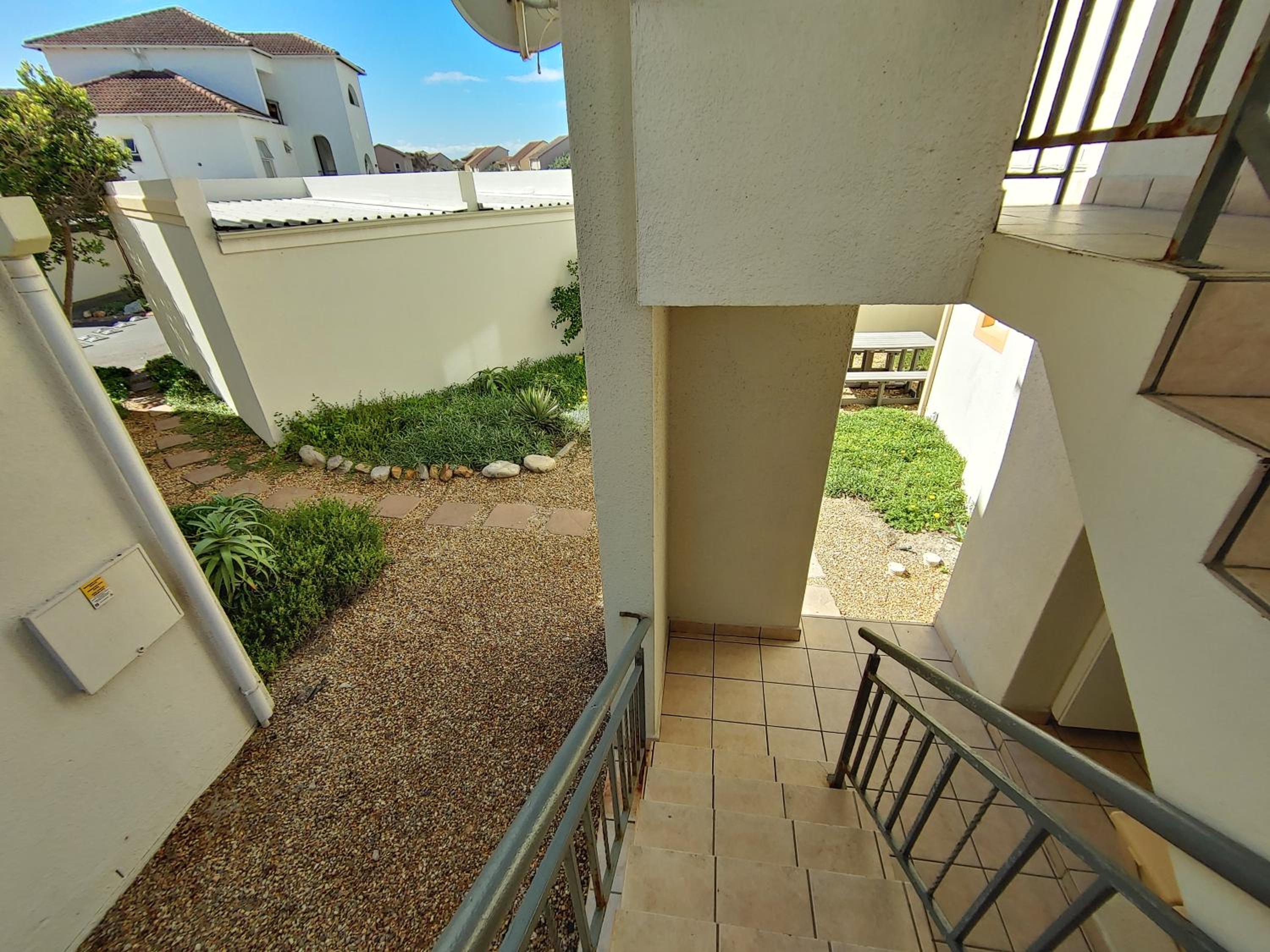 Santiago Bay Self-Catering Apartment in Capricorn Beach Estate, Muizenberg, close to the beach