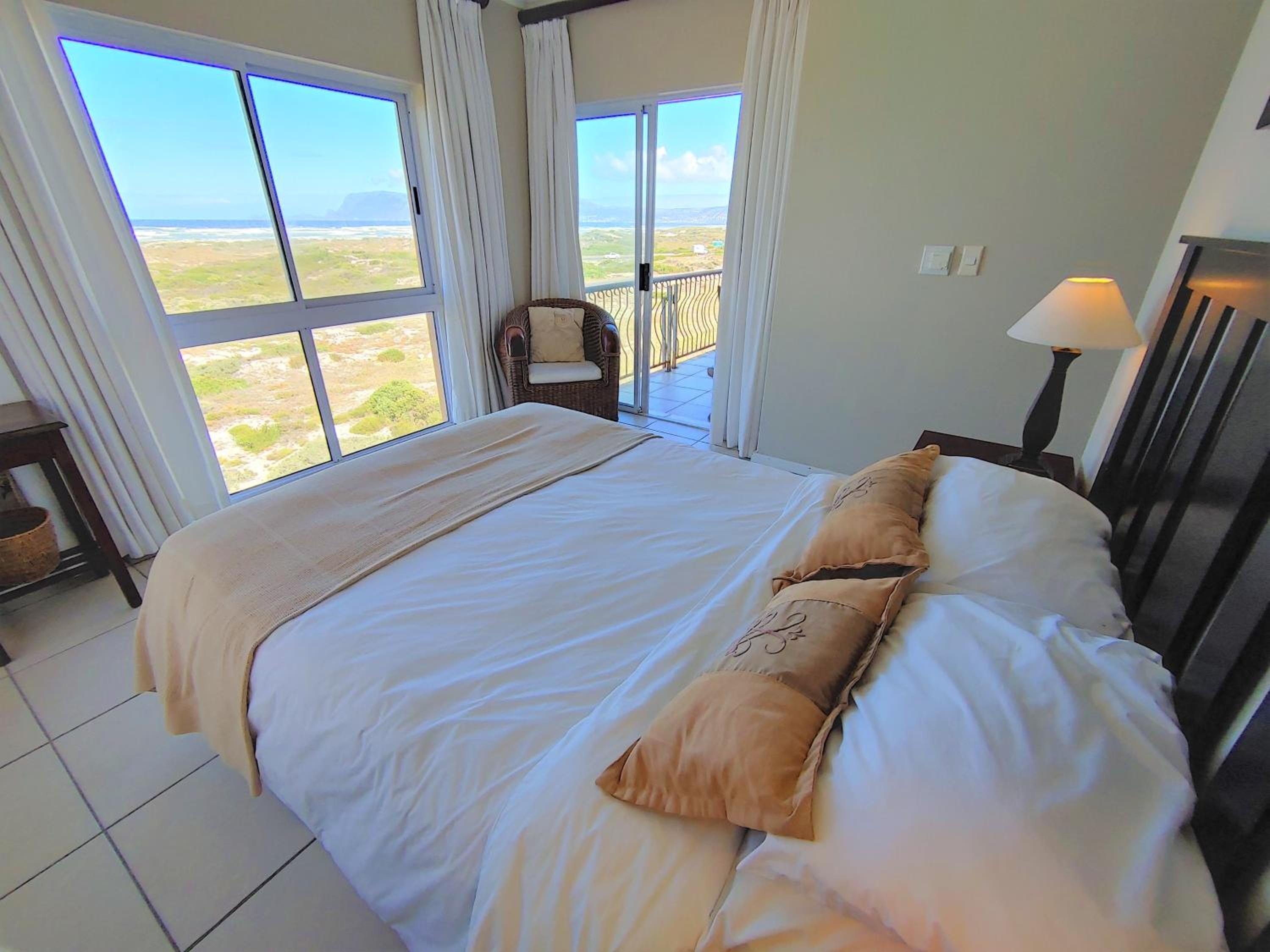 Santiago Bay Self-Catering Apartment in Capricorn Beach Estate, Muizenberg, close to the beach