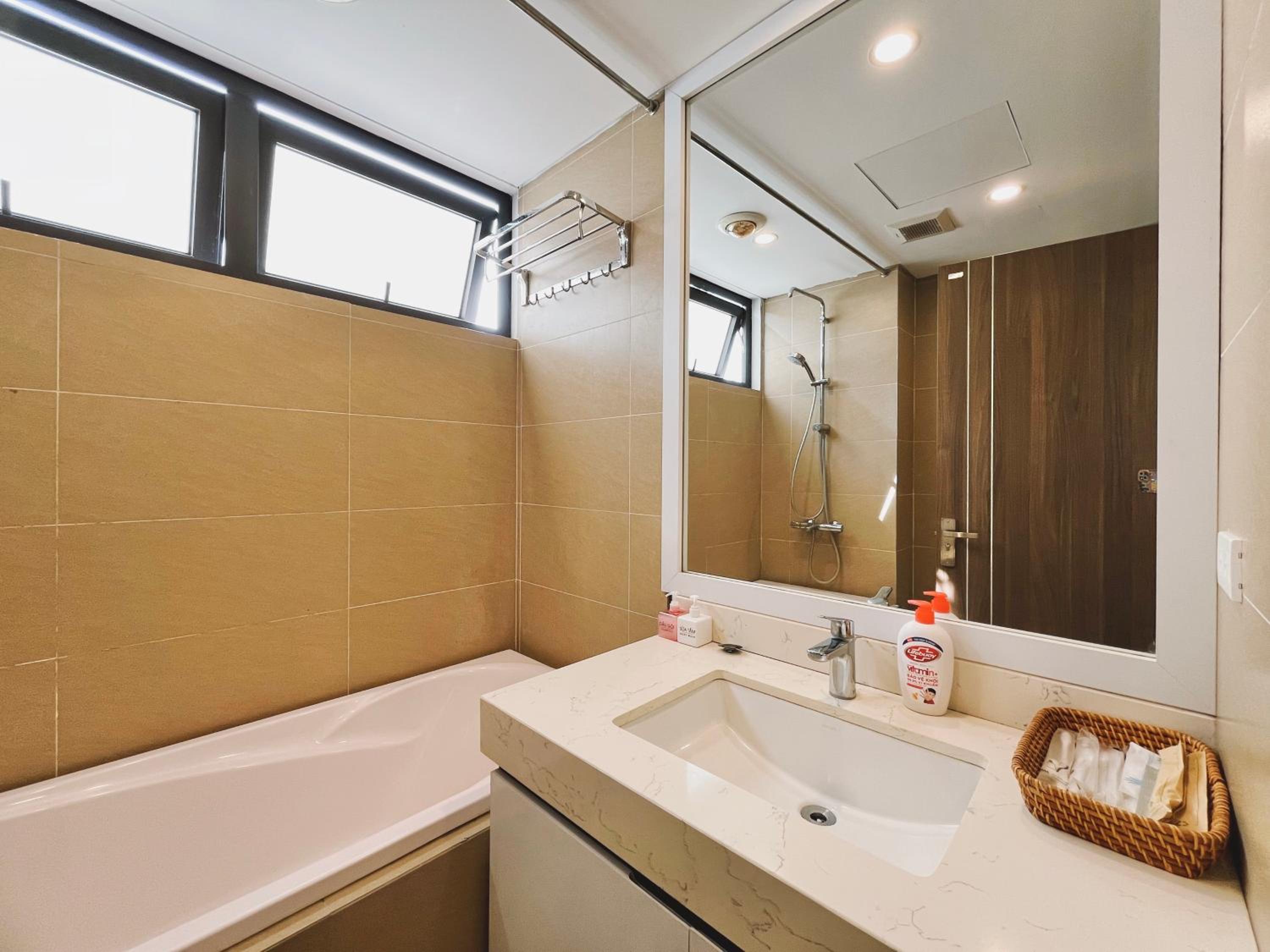 Hanoi Home 4 - Cheap price 2 bedroom Apartment near West lake