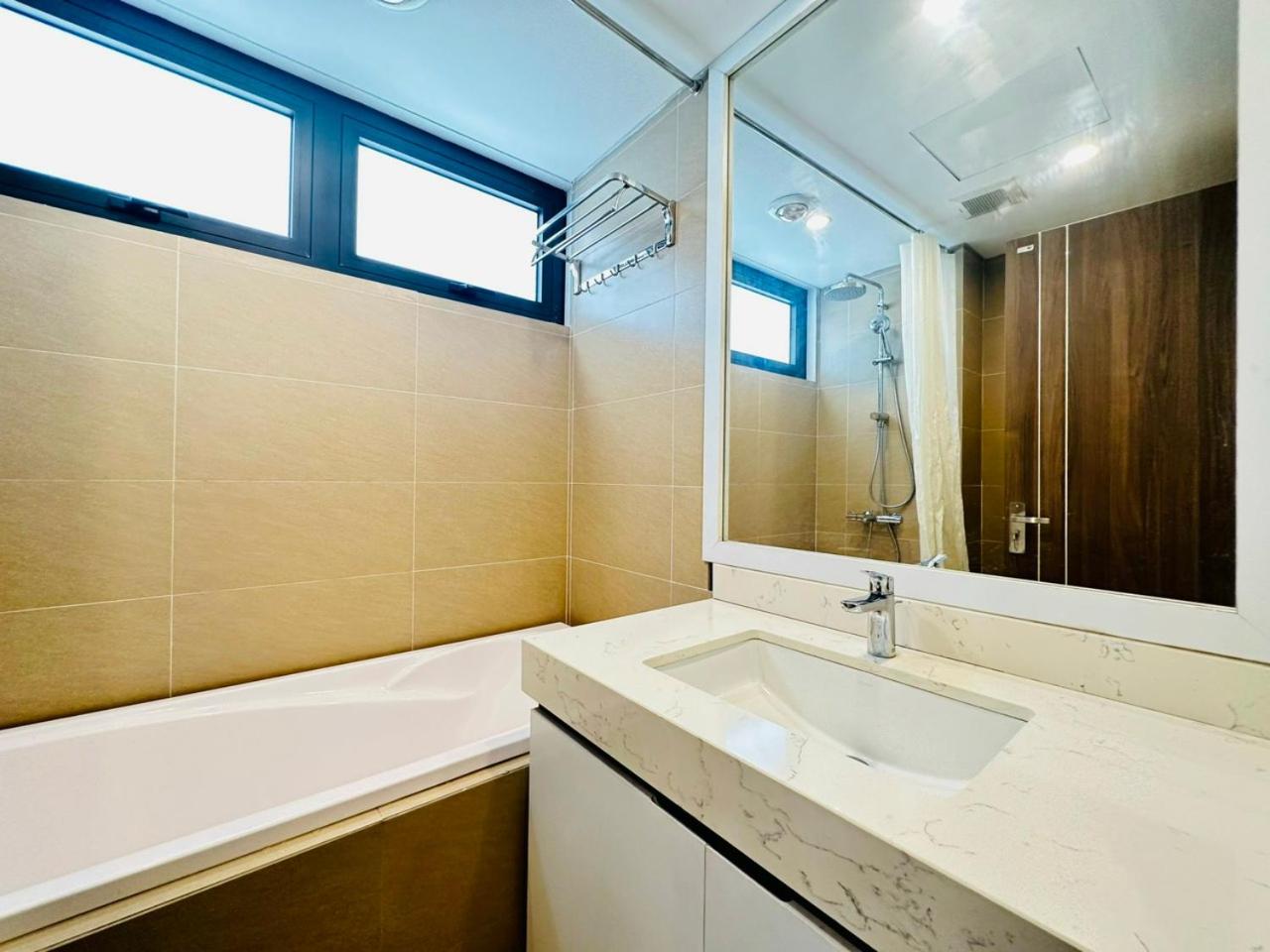 Hanoi Home 4 - Cheap price 2 bedroom Apartment near West lake