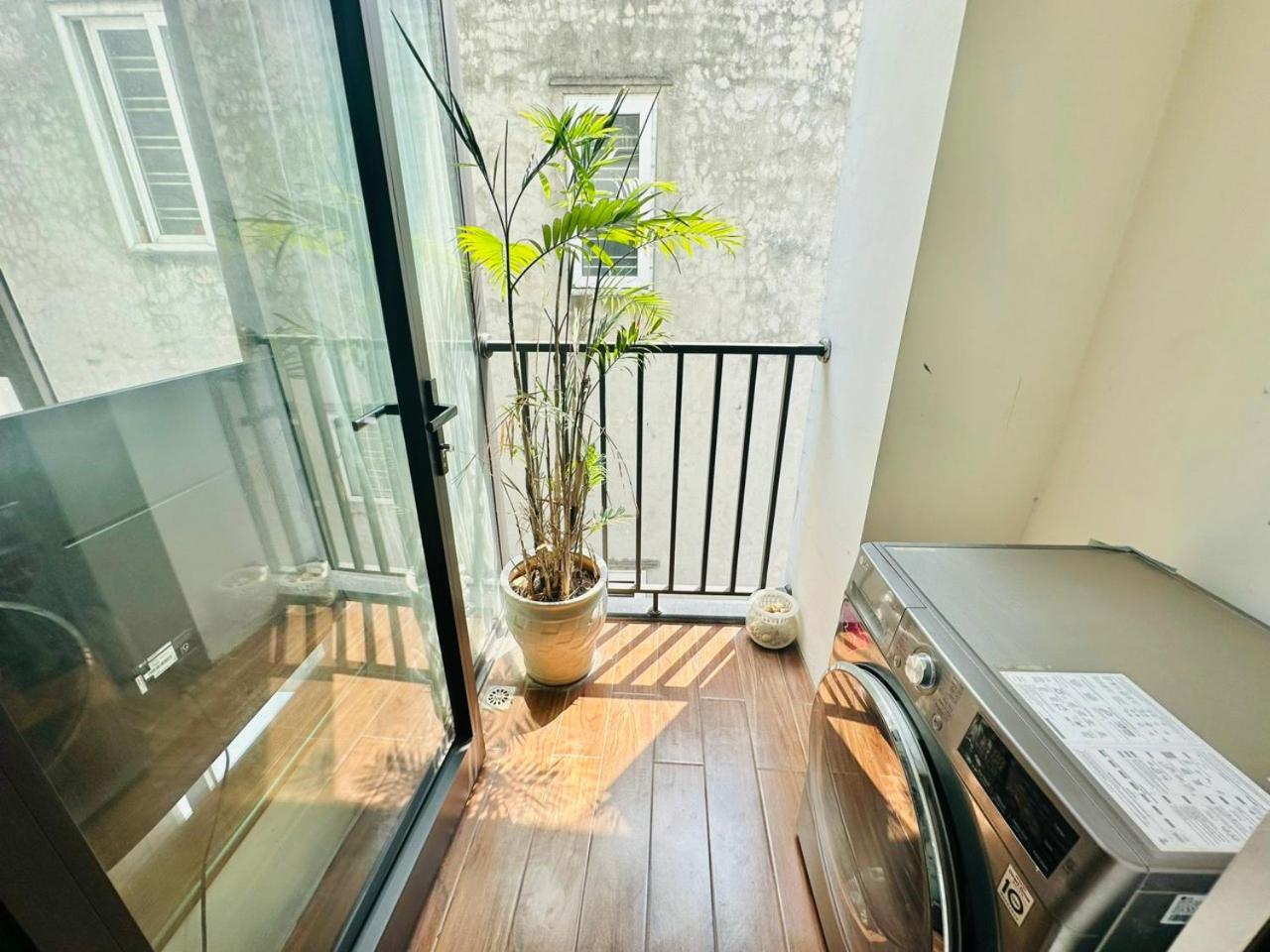 Hanoi Home 4 - Cheap price 2 bedroom Apartment near West lake