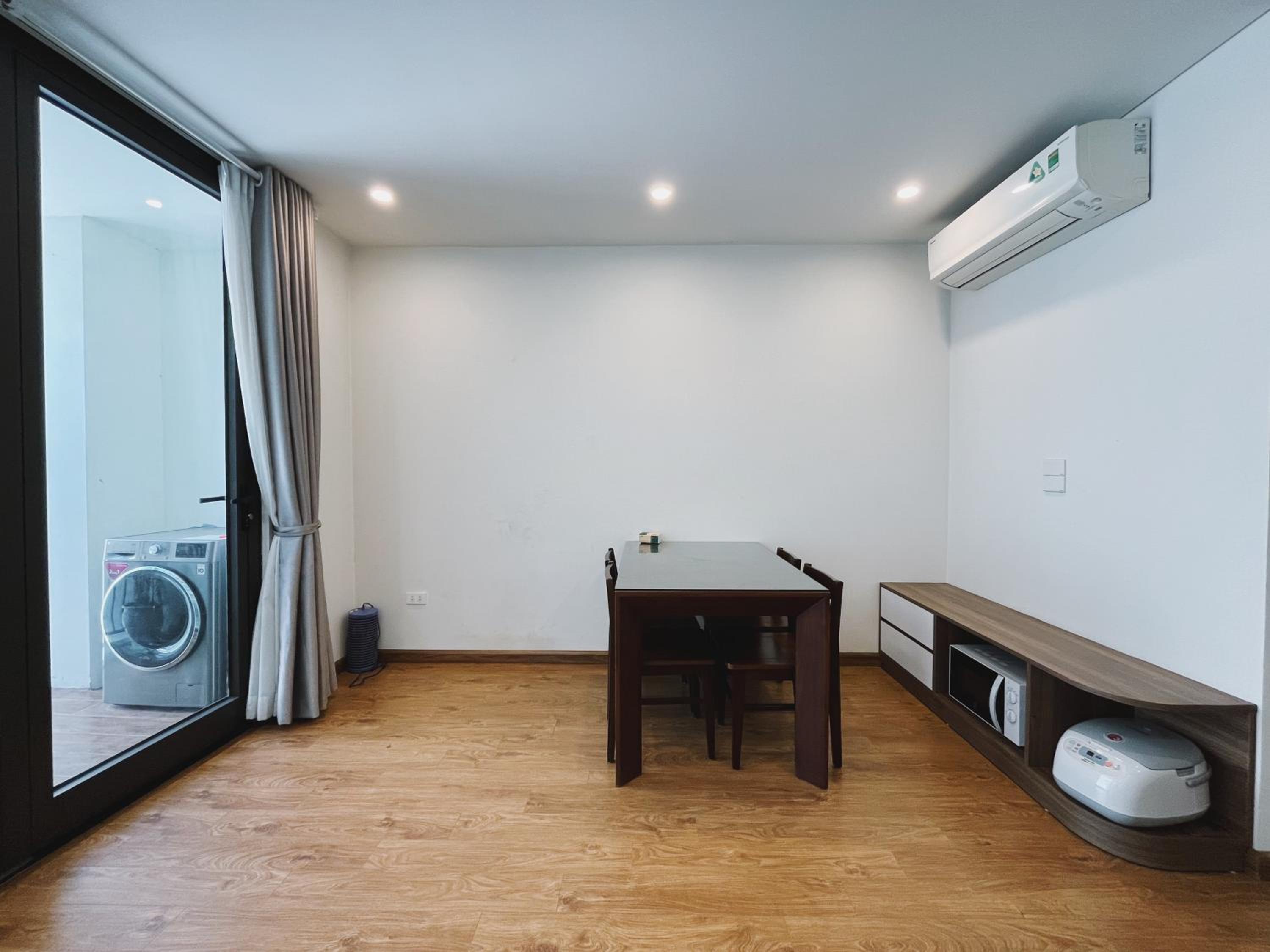 Hanoi Home 4 - Cheap price 2 bedroom Apartment near West lake