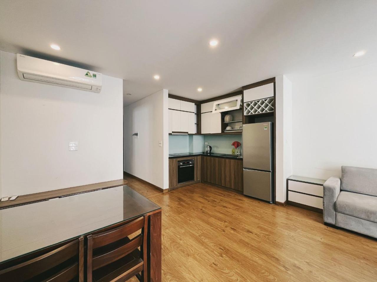 Hanoi Home 4 - Cheap price 2 bedroom Apartment near West lake