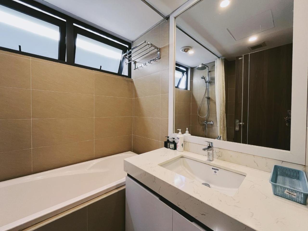 Hanoi Home 4 - Cheap price 2 bedroom Apartment near West lake
