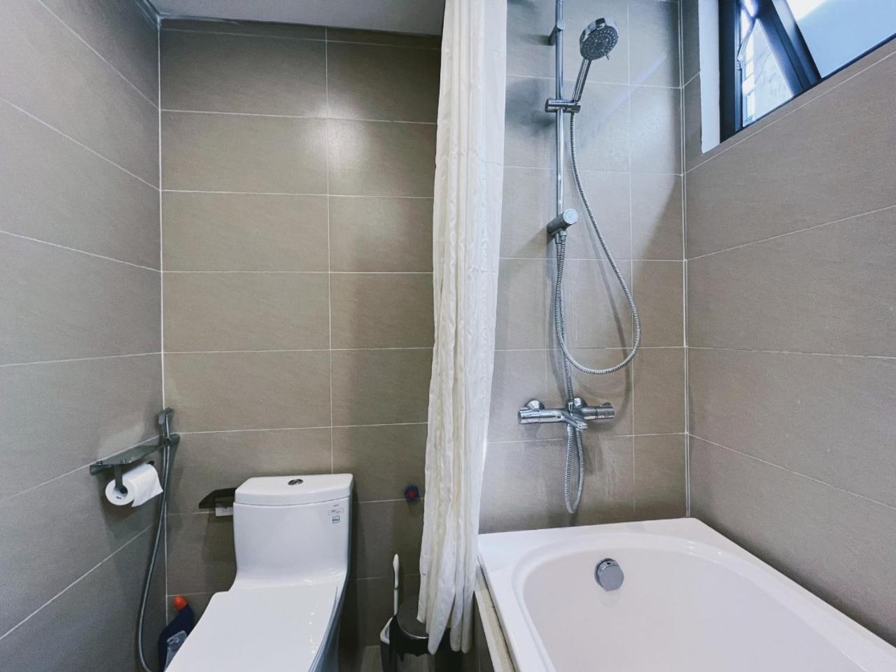 Hanoi Home 4 - Cheap price 2 bedroom Apartment near West lake