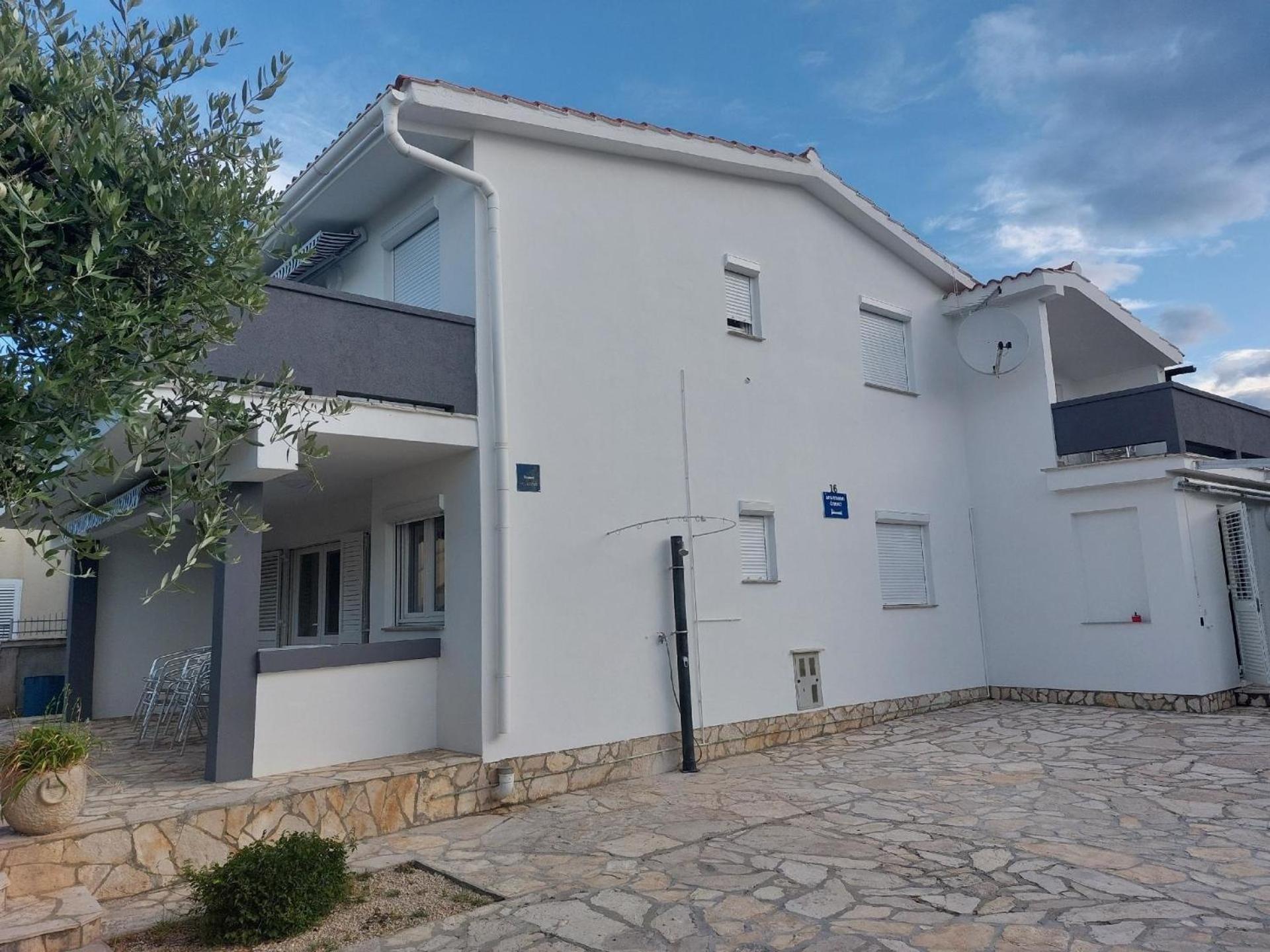 Erdgeschosswohnung mit Terrasse in Vir