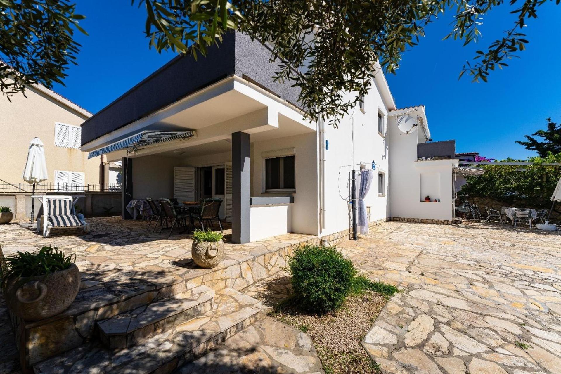 Erdgeschosswohnung mit Terrasse in Vir