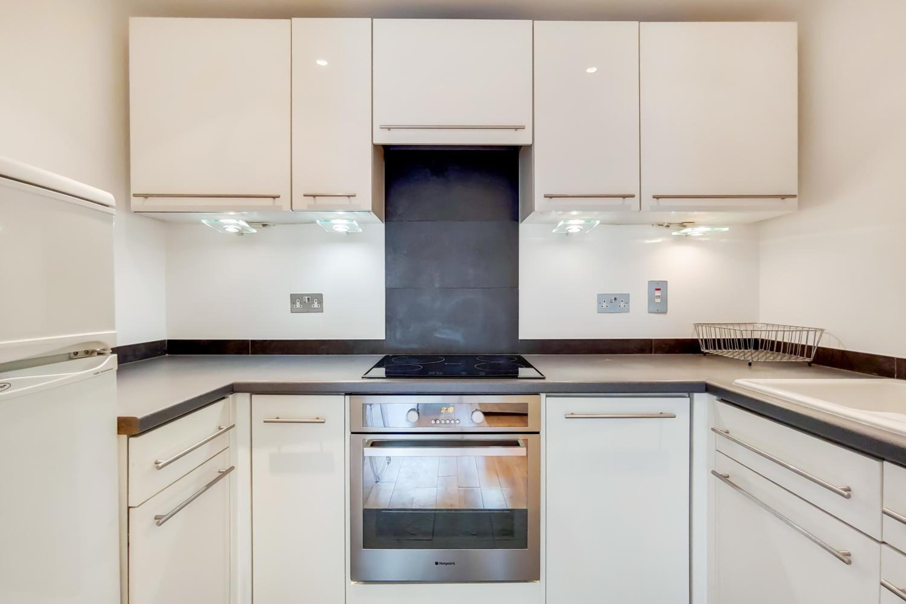 HR2 - Charming 1-Bed near Holland Park - by Short Stories London