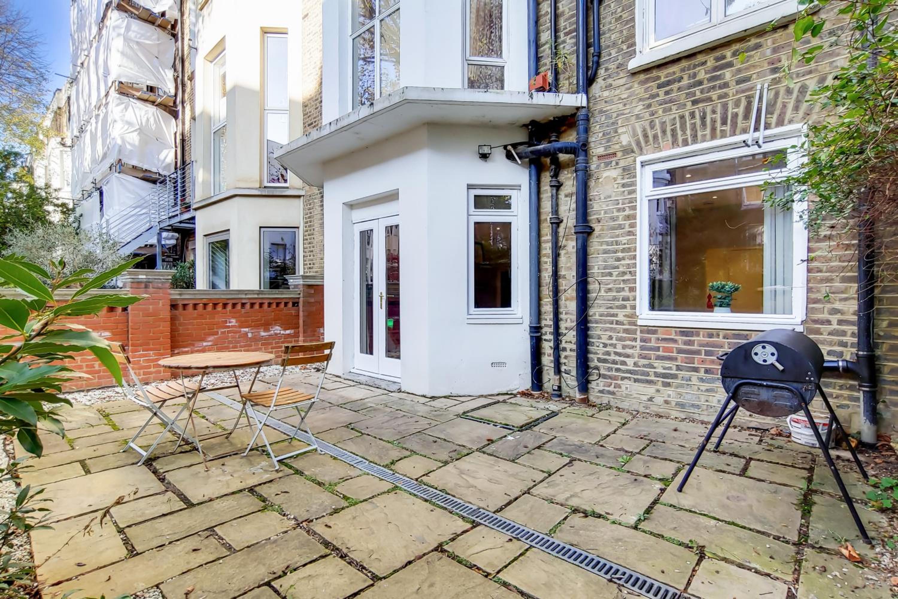 HR2 - Charming 1-Bed near Holland Park - by Short Stories London