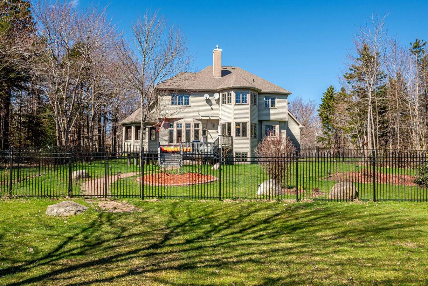 Elegant Lakehouse on Golf Course