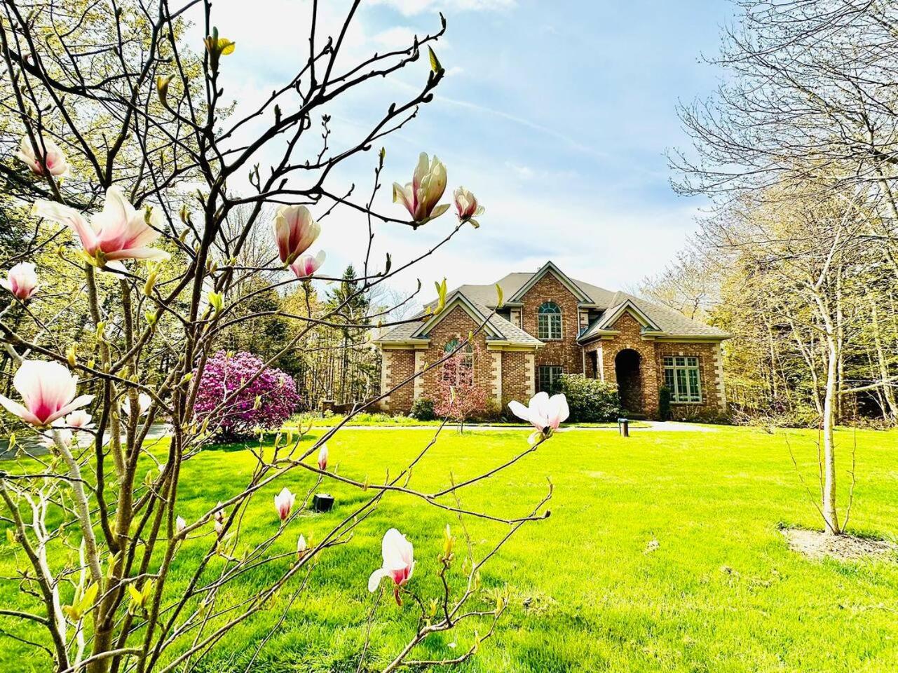 Elegant Lakehouse on Golf Course