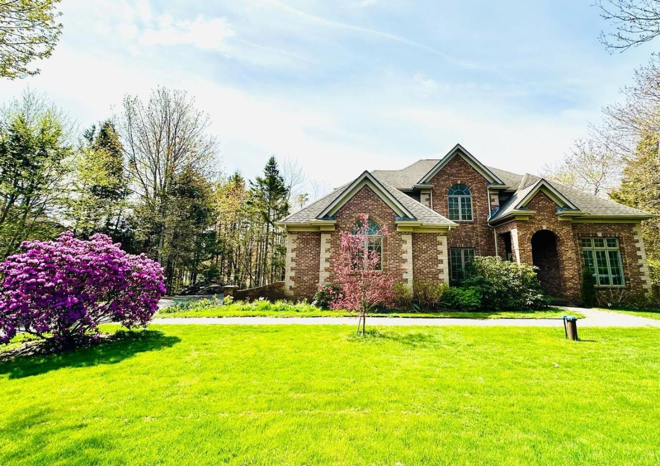 Elegant Lakehouse on Golf Course
