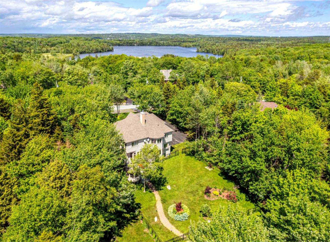 Elegant Lakehouse on Golf Course