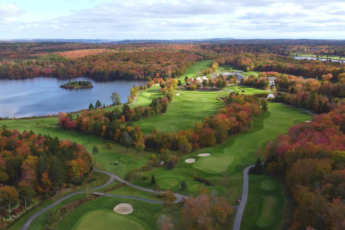 Elegant Lakehouse on Golf Course