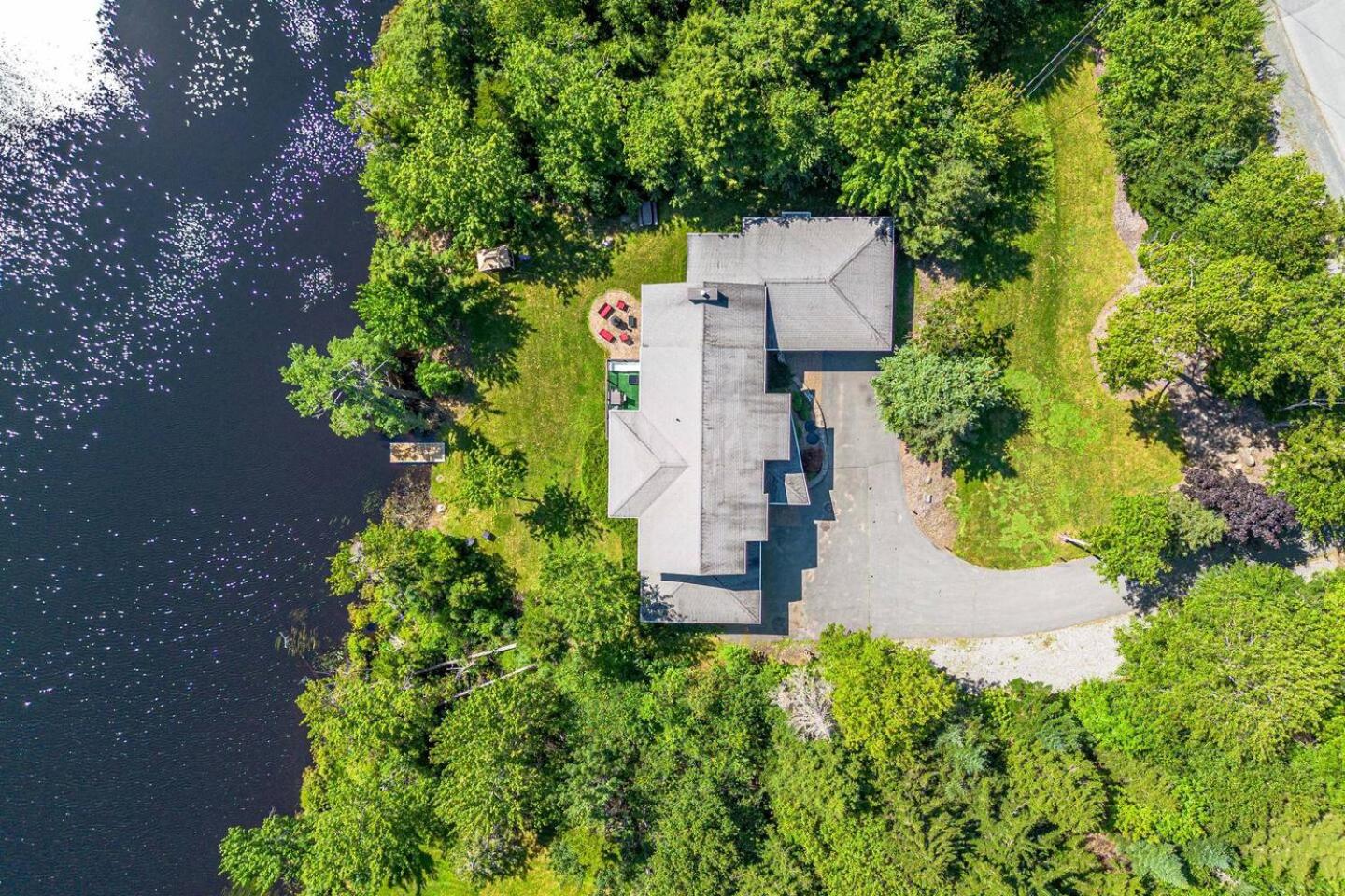 Serene modern Lakehouse on Golf Course