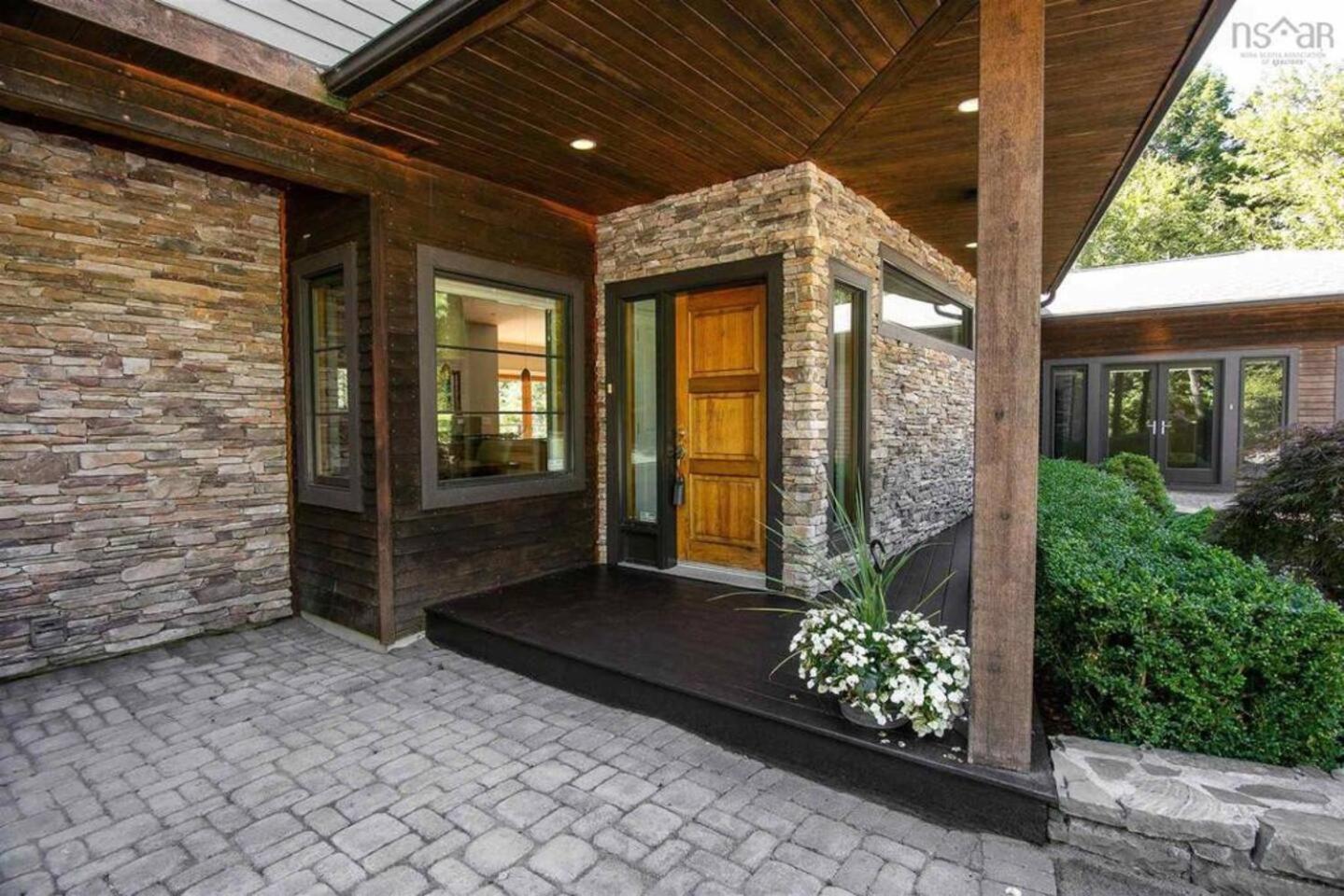 Serene modern Lakehouse on Golf Course