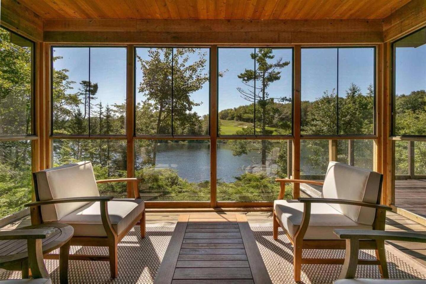 Serene modern Lakehouse on Golf Course