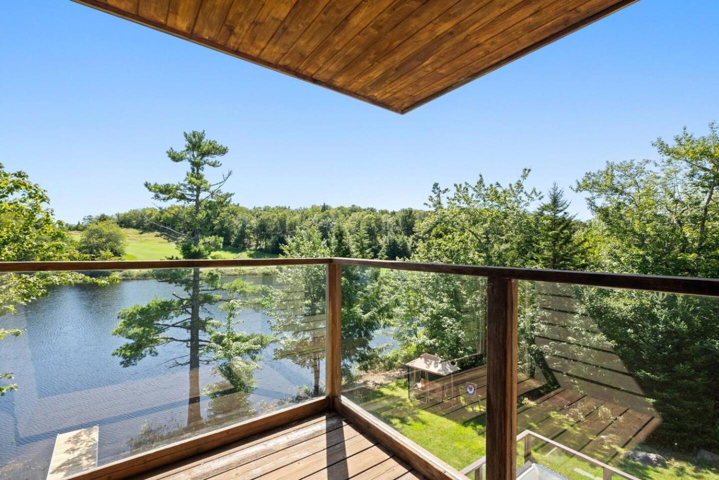 Serene modern Lakehouse on Golf Course