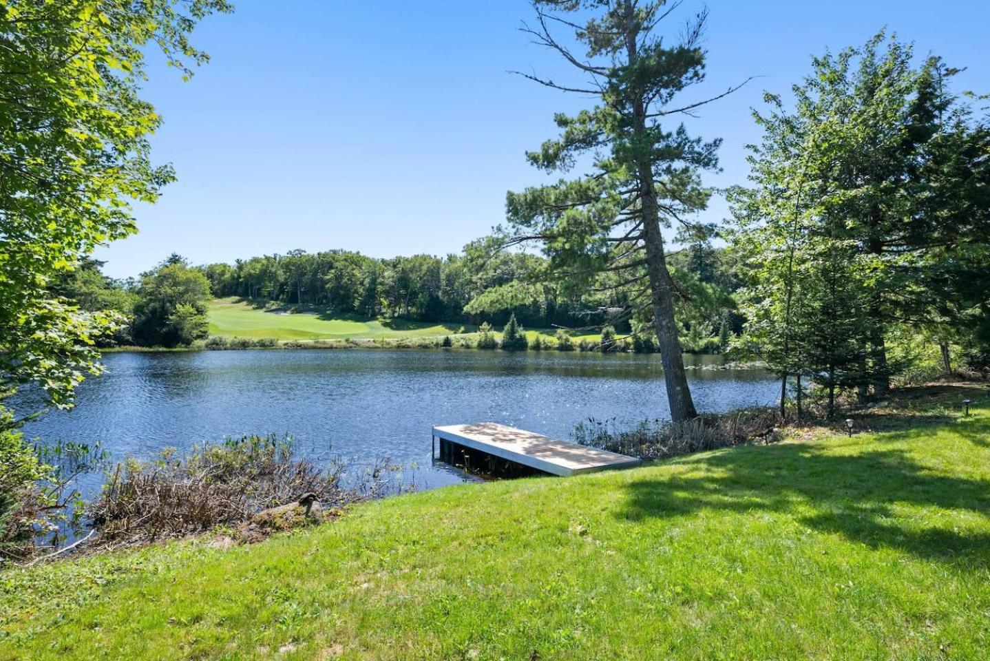 Serene modern Lakehouse on Golf Course