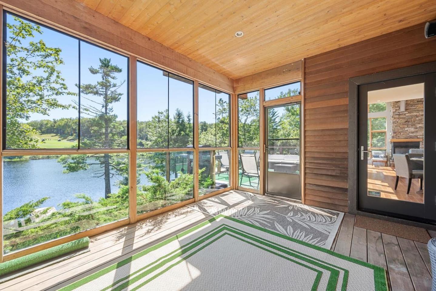 Serene modern Lakehouse on Golf Course