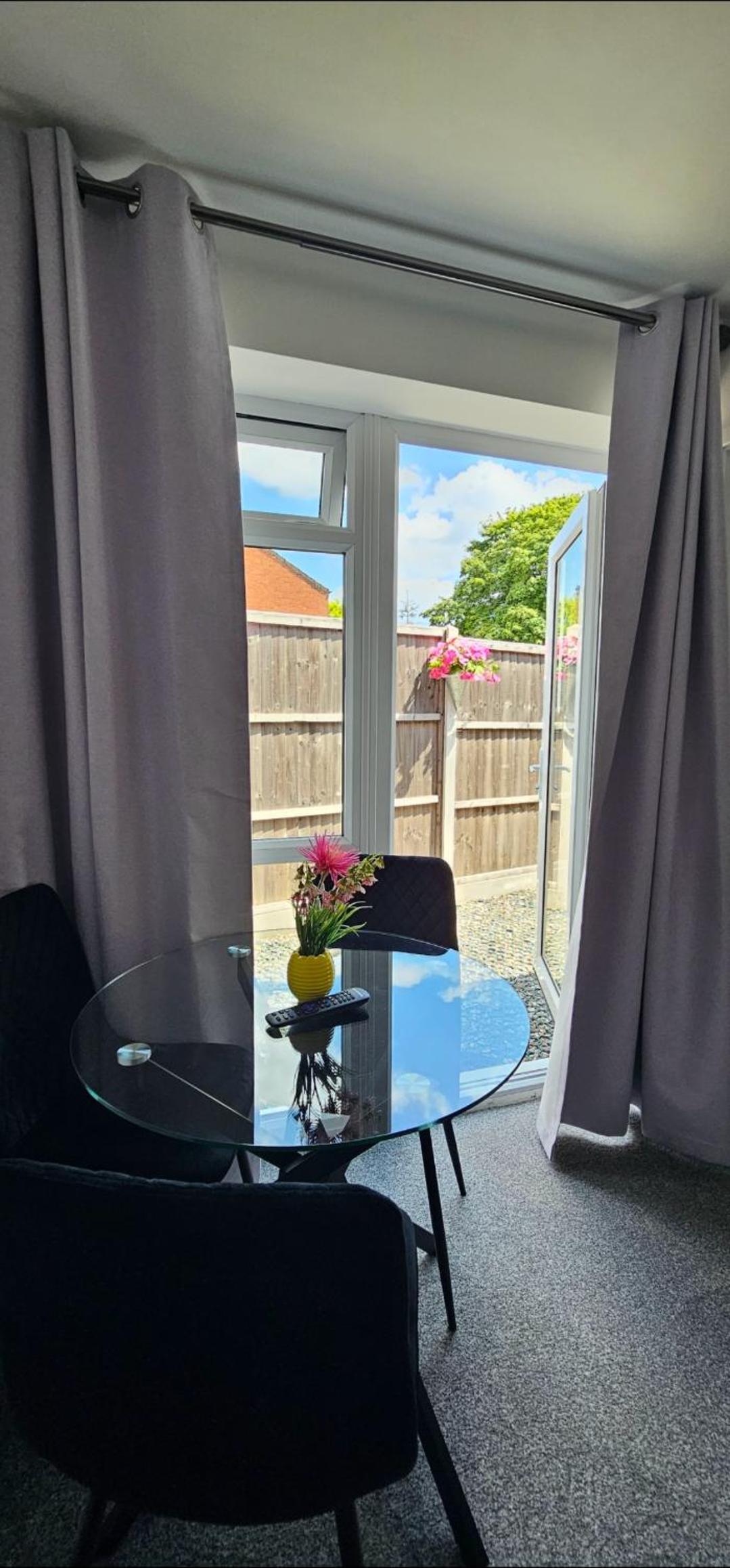 Stevenage Vacations - Deluxe Town Centre 2 Bedroom Apartment - Property Image 5
