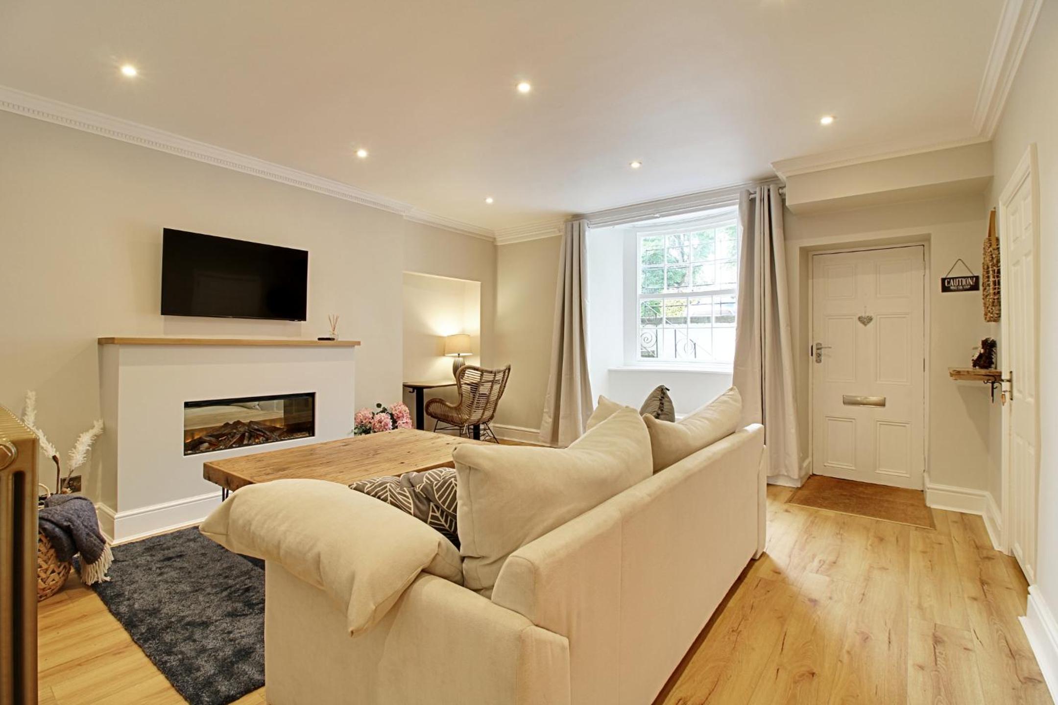 The Nook Central Harrogate Apartment with Parking, Sleeps 2 view 3