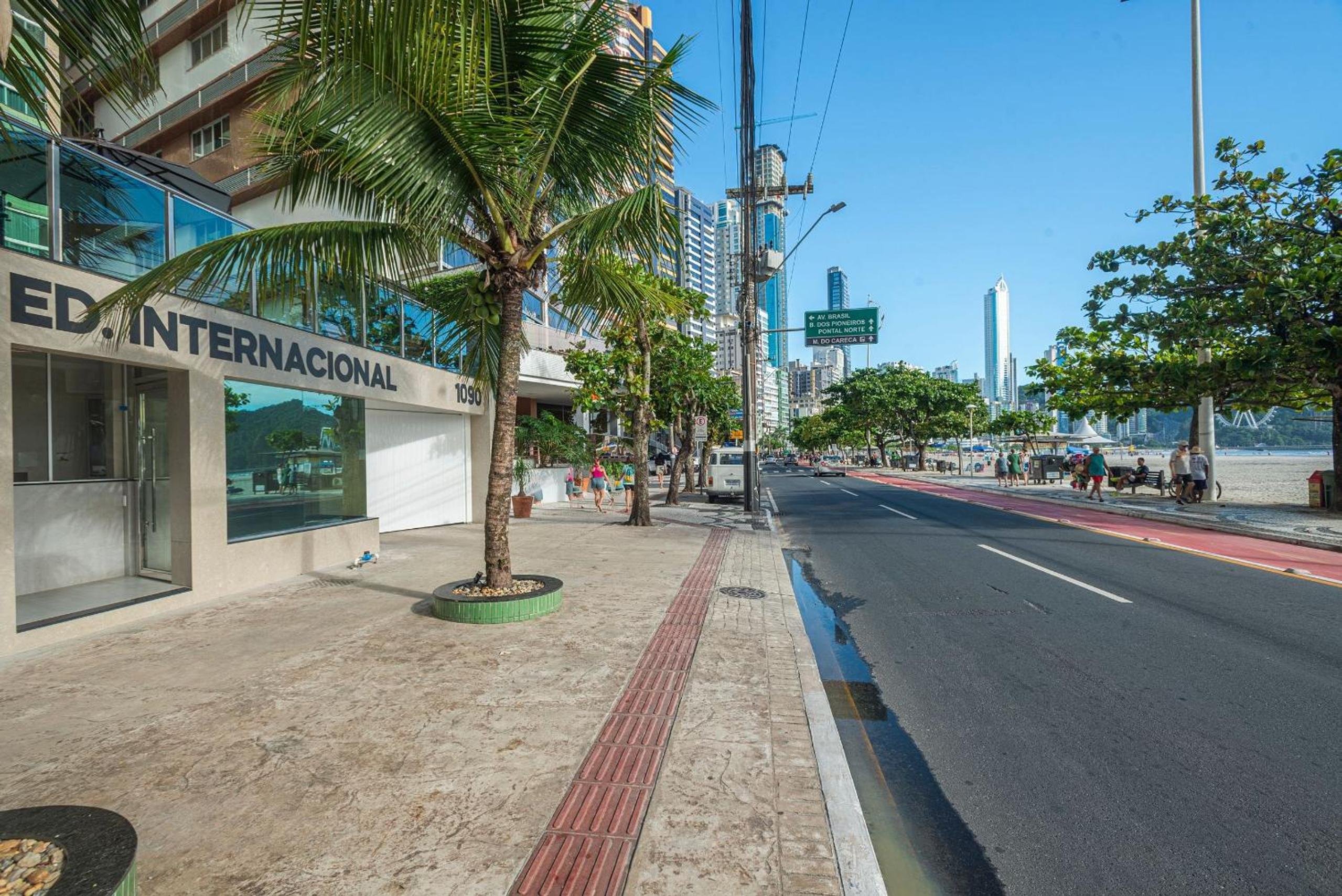 ITNC104 - Avenida Atlântica com 3Q e churrasqueira