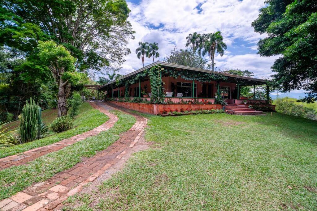 Increíble finca campestre en Cerritos-Pereira