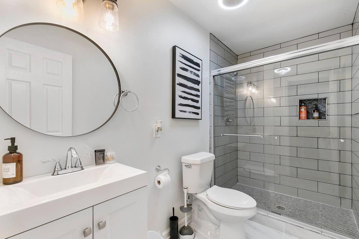 Charming 2BR Retreat-Free Parking view 3