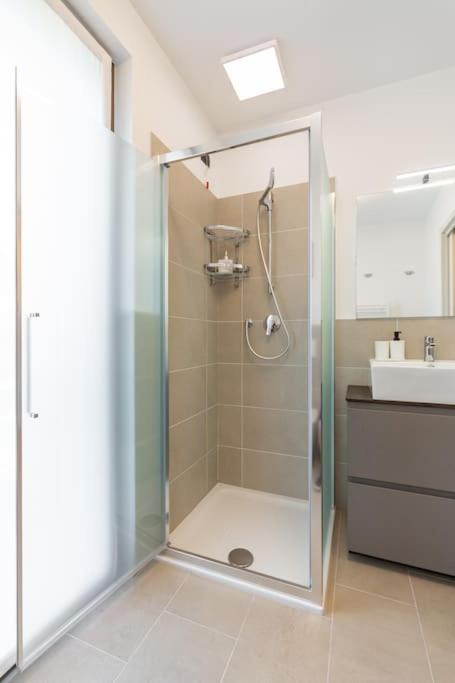 FREE PARKING East Garden Suite elegante moderna
