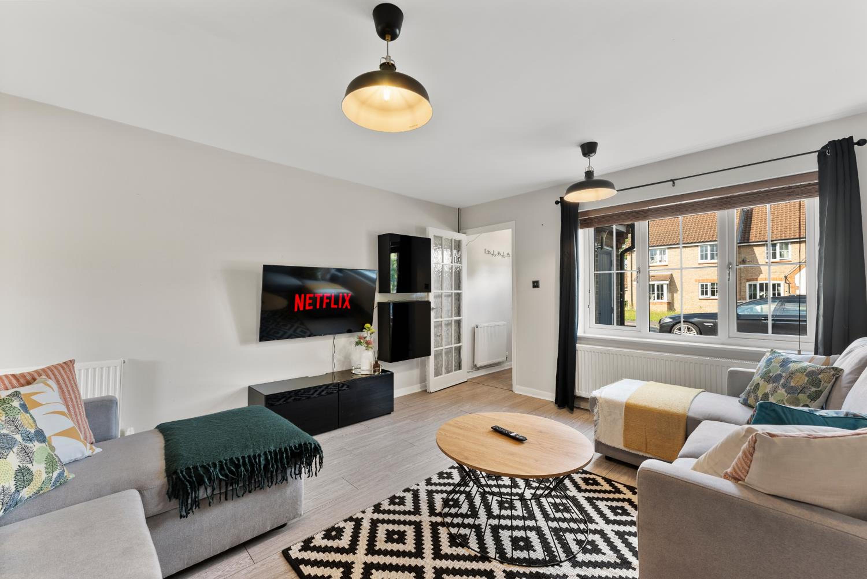 Modern 2-Bedroom House - Garden - Parking view 2