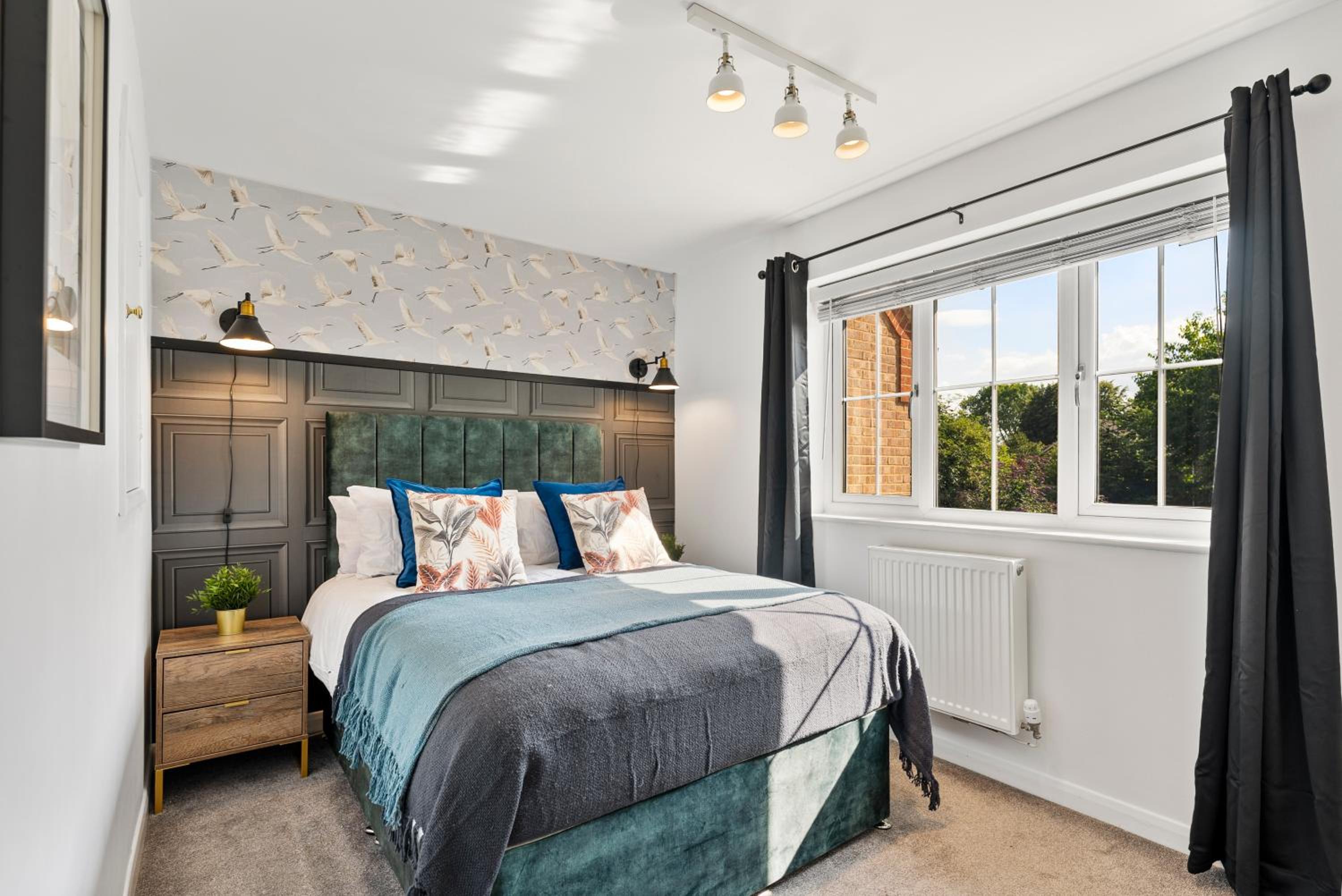 Modern 2-Bedroom House - Garden - Parking view 3