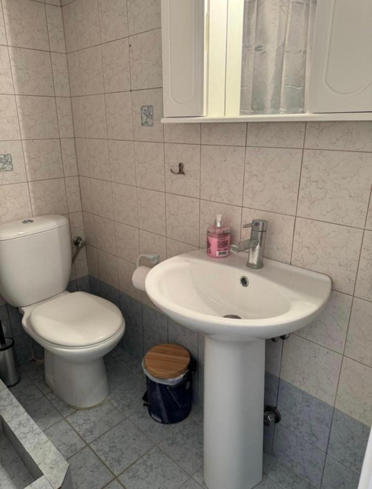 Harry s studio en Naousa — bathroom