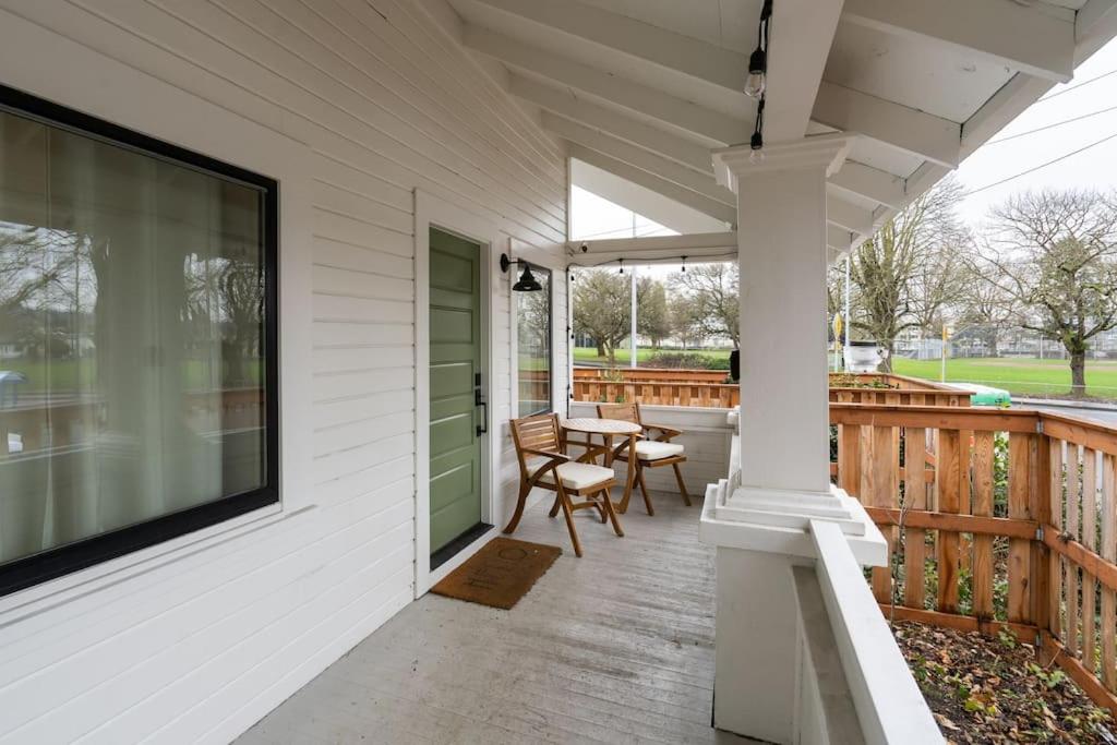 Stay Portland - Restored Farmhouse & Backyard Tiny House Village in Portland, US
