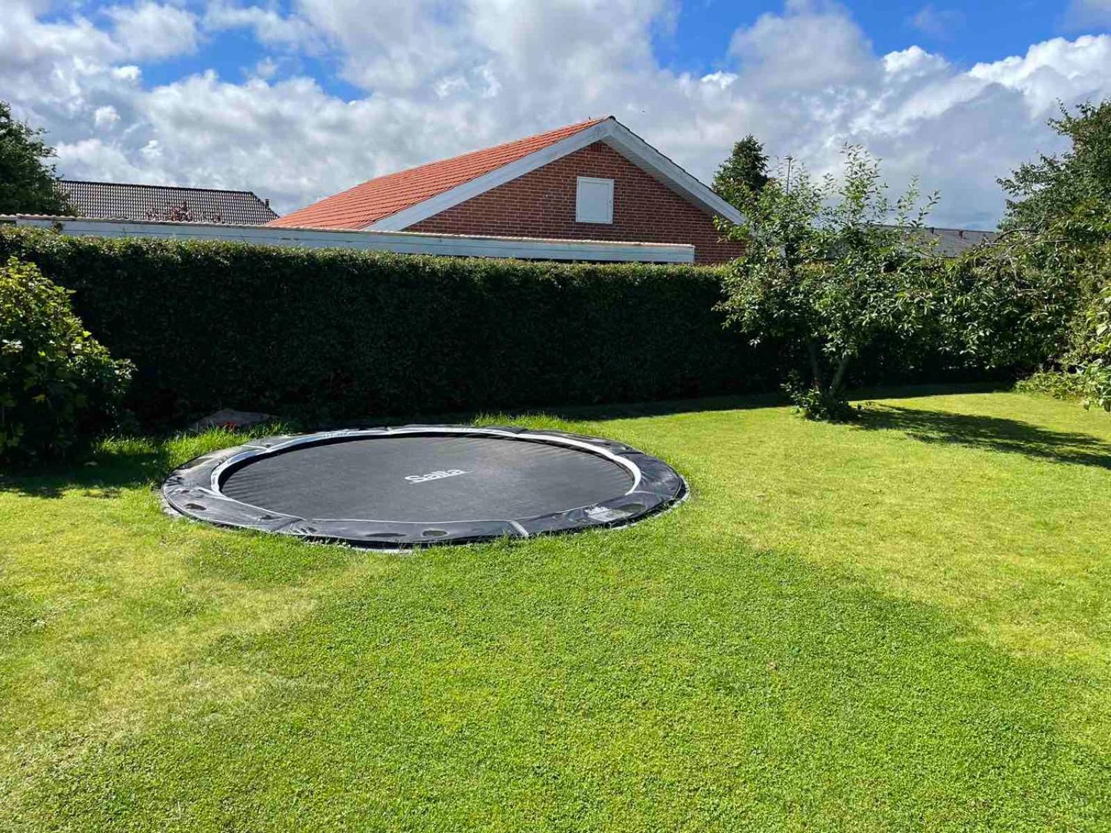 Stort hus med aktivitetsrum og dejlig have