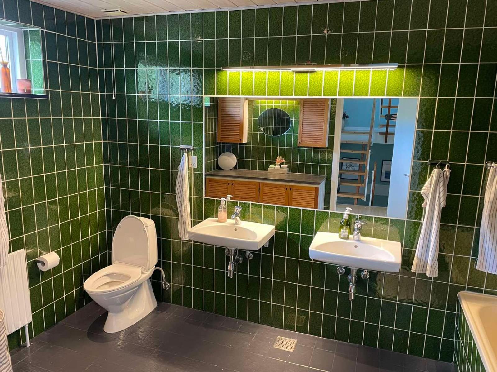 Stort hus med aktivitetsrum og dejlig have