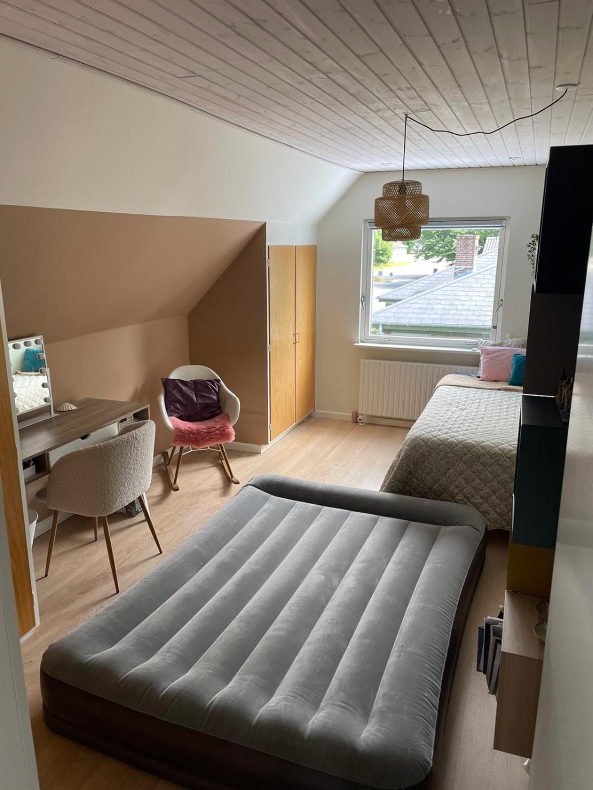 Stort hus med aktivitetsrum og dejlig have