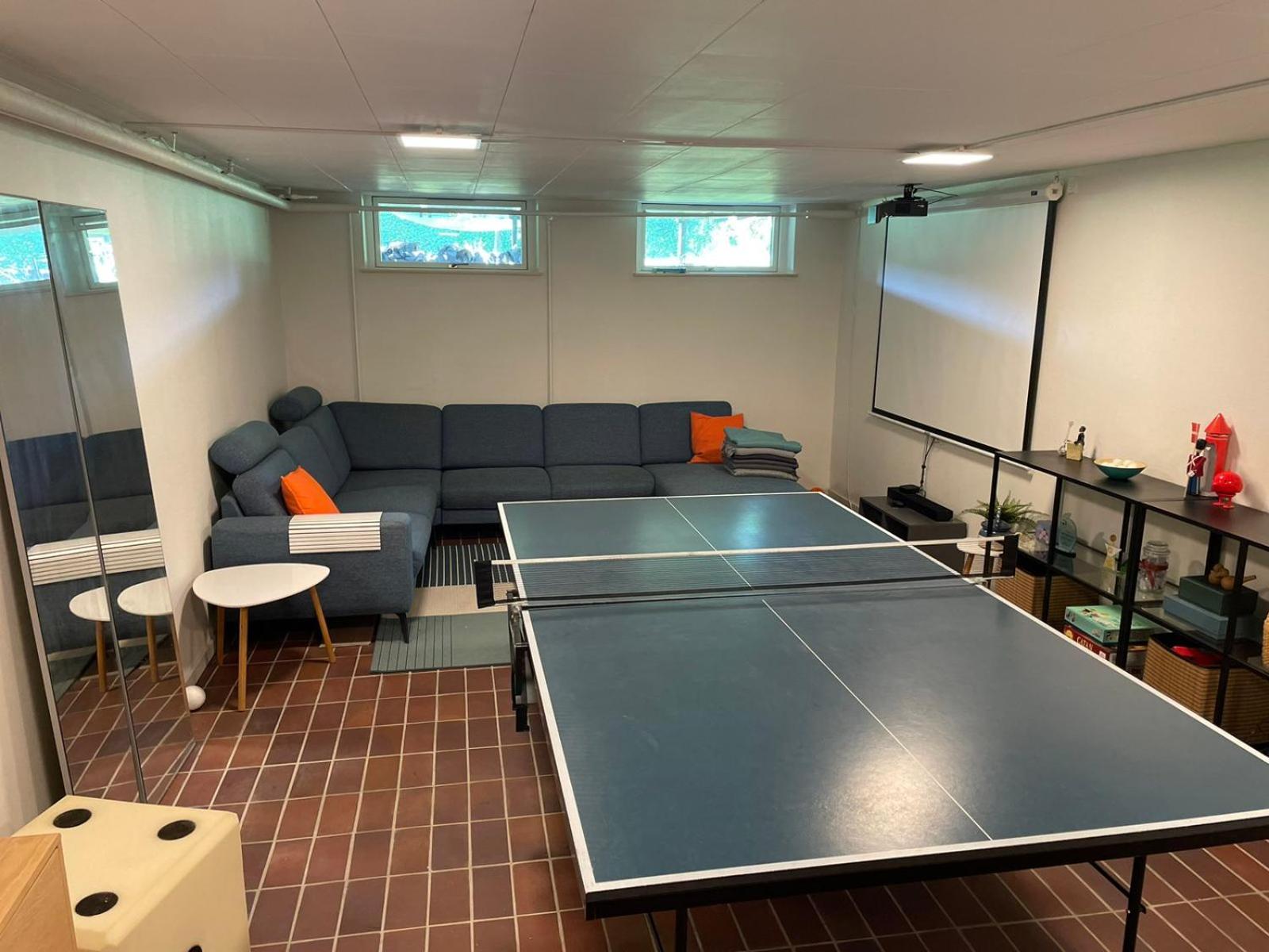 Stort hus med aktivitetsrum og dejlig have